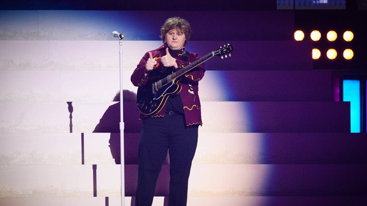 Der Sänger Lewis Capaldi steht mit einer Gitarre auf der Bühne bei den Brit Awards 2023. (Foto: IMAGO, IMAGO / PA Images)