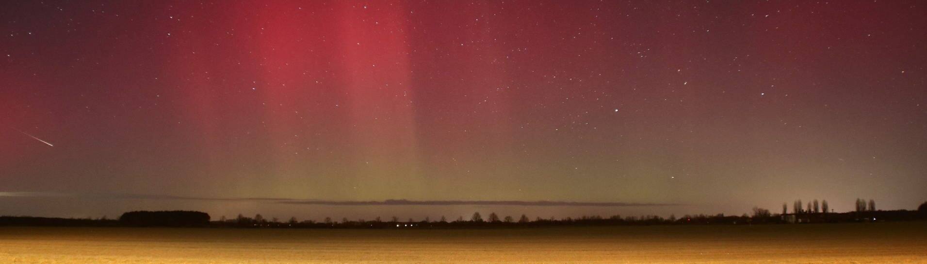 Polarlichter leuchten über Brandenburg auf dieser Nachtaufnahme mit Langzeitbelichtung. (Foto: dpa Bildfunk, picture alliance/dpa | Cevin Dettlaff)