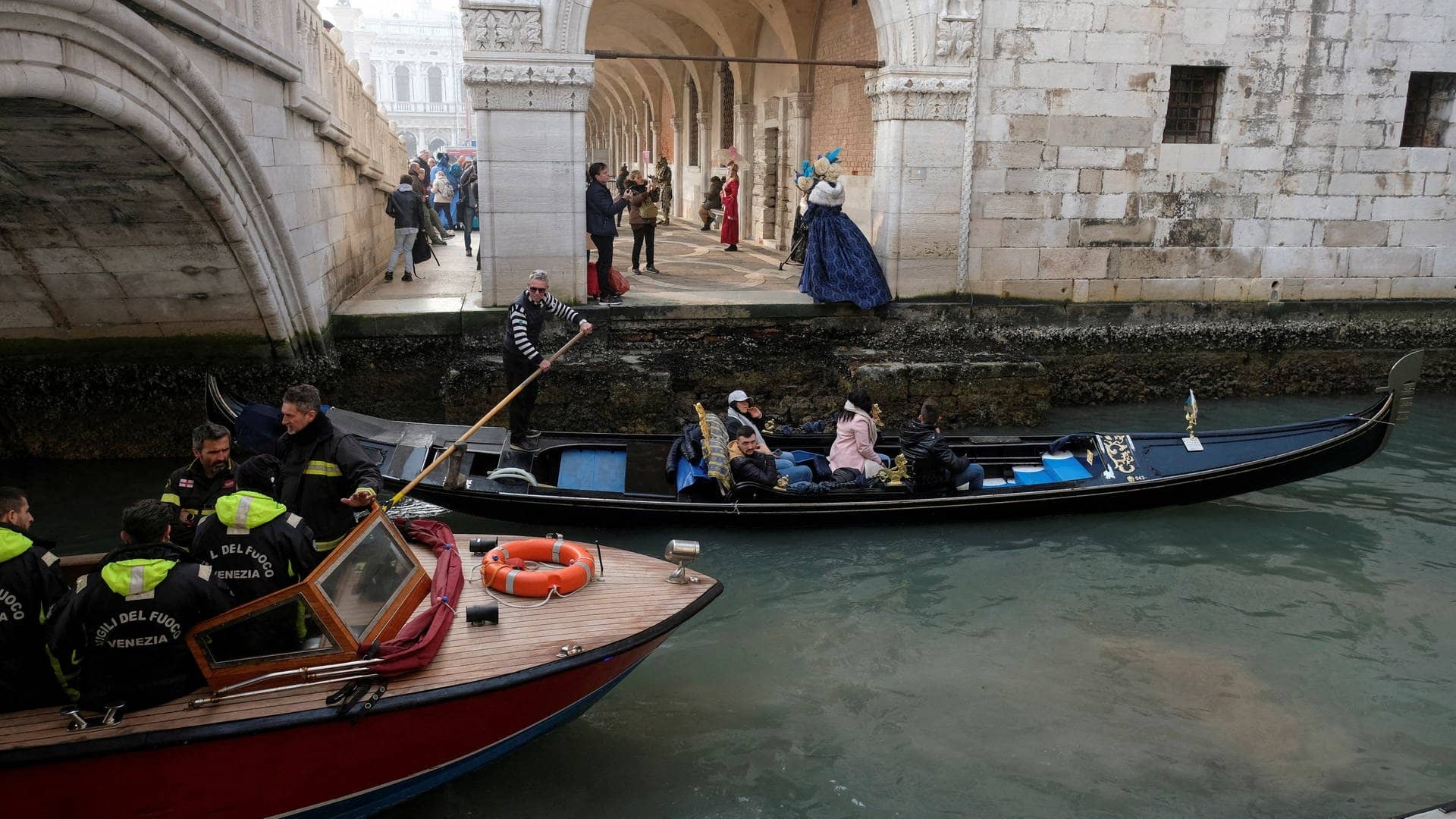 Zwei Boote fahren durch einen Kanal in Venedig, in dem sehr wenig Wasser ist (Foto: Reuters, REUTERS MAK)