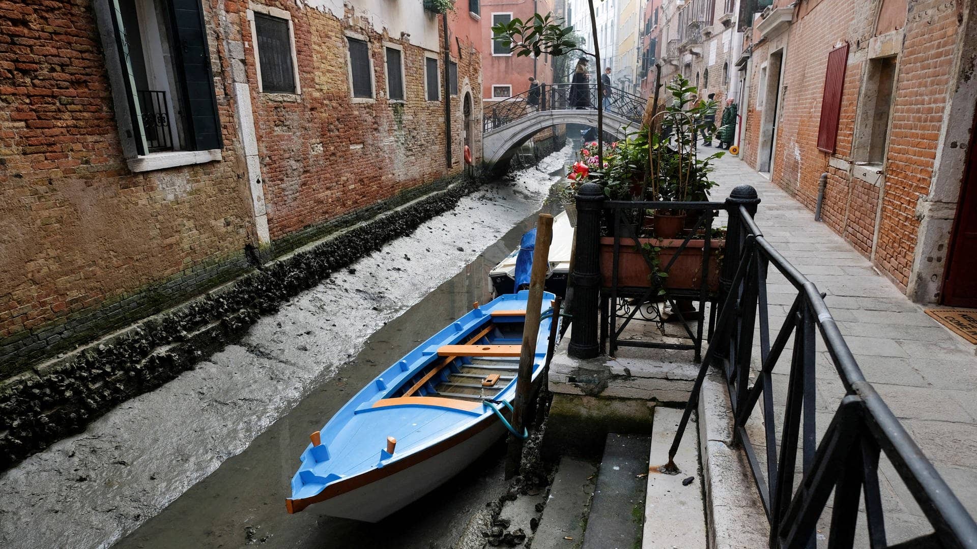 Kaum Wasser in den Kanälen in Venedig, Boot liegt im Schlamm (Foto: Reuters, REUTERS MAK)