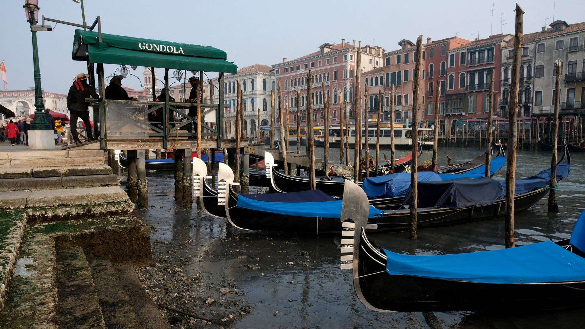 Kaum Wasser in den Kanälen in Venedig, viele Gondeln liegen im Schlamm (Foto: Reuters, REUTERS MAK)