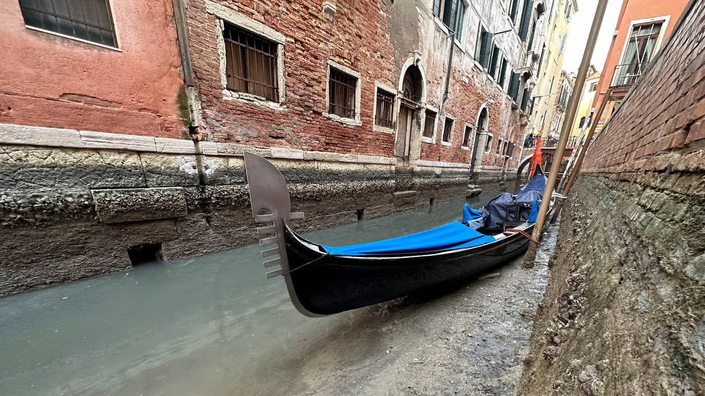 Kaum Wasser in den Kanälen in Venedig, Gondeln liegen im Schlamm (Foto: dpa Bildfunk, picture alliance/dpa/AP | Luigi Costantini)