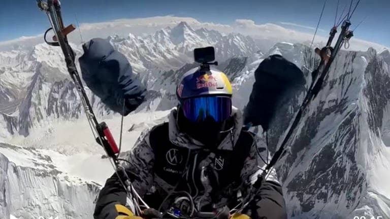 Gleitschirmflieger Tom de Dorlodot vorm K2. (Foto: Reuters)