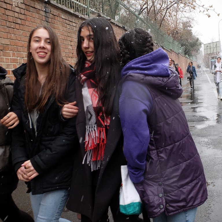 Iranische Schulmädchen in Teheran. (Foto: dpa Bildfunk, picture alliance / ZUMAPRESS.com | Rouzbeh Fouladi)