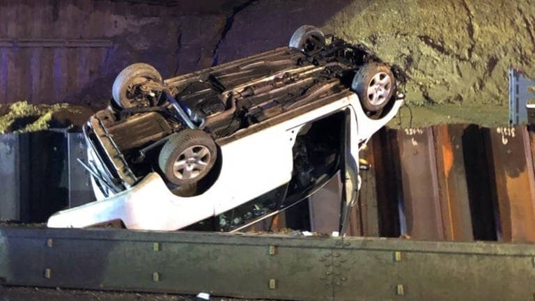 Der Unfallwagen von Würselen: Der Fahrer hatte riesiges Glück. (Foto: dpa Bildfunk, picture alliance/dpa/Polizei Köln | Polizei Köln)