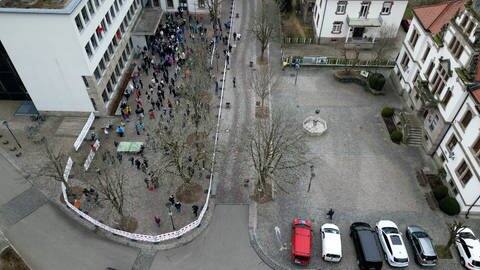 Drohnenaufnahme: Zaun um Schulhof in Schönau, Schüler drängen sich im eingezäunten Bereich (Foto: SWR, SWR)