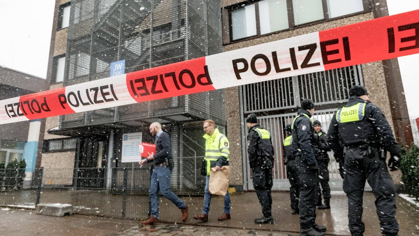Polizeibeamte stehen vor dem Gebäude der Zeugen Jehovas im Stadtteil Alsterdorf.  (Foto: dpa Bildfunk, picture alliance/dpa | Markus Scholz)
