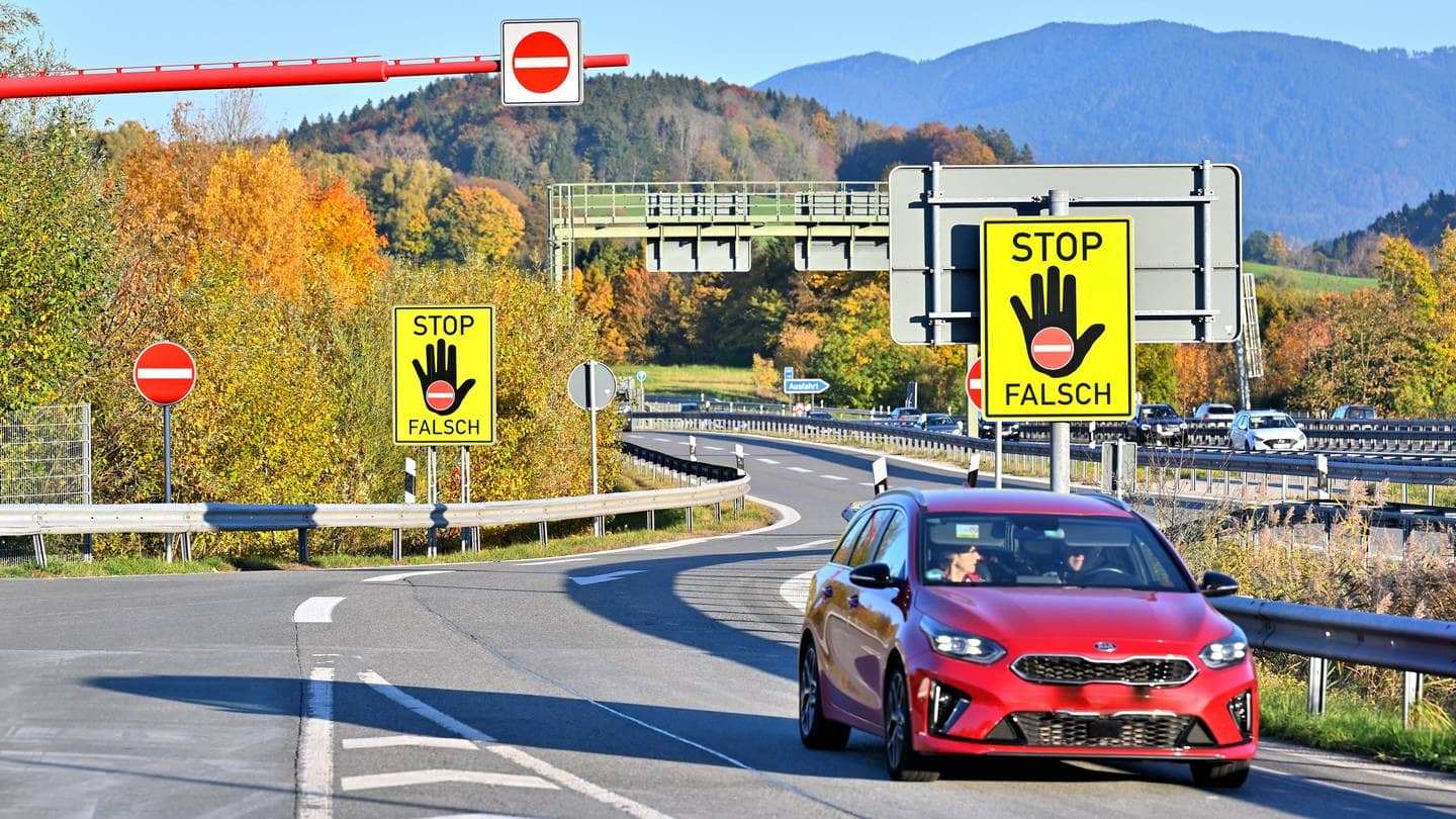 Stop-Falsch! Neonfarbenes Schild warnt Geisterfahrer auf der Autobahn (Foto: IMAGO, IMAGO / Rolf Poss)