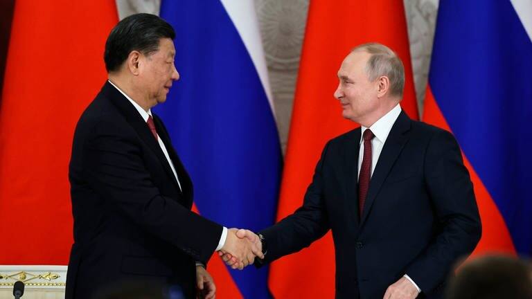 Wladimir Putin (r), Präsident von Russland, und Xi Jinping, Präsident von China, schütteln sich die Hände (Foto: dpa Bildfunk, picture alliance/dpa/Sputnik Kremlin Pool via AP | Mikhail Tereshchenko)
