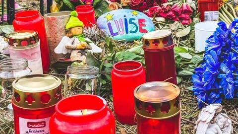  In der Nähe des Fundortes der ermordeten Luise aus Freudenberg wurden Blumen, Kerzen und weitere Gegenstände abgelegt (Foto: IMAGO, IMAGO / Rene Traut)