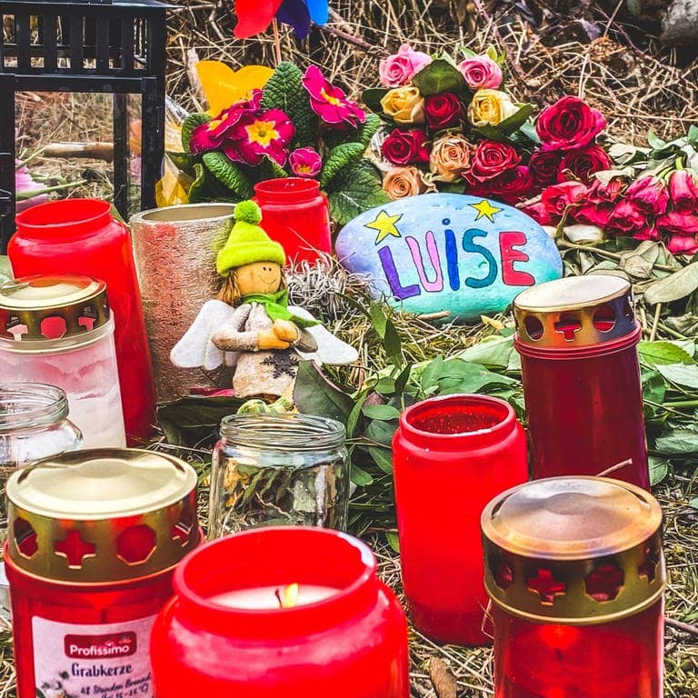  In der Nähe des Fundortes der ermordeten Luise aus Freudenberg wurden Blumen, Kerzen und weitere Gegenstände abgelegt (Foto: IMAGO, IMAGO / Rene Traut)