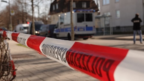 Polizeiabsperrung in Reutlingen: Bei einer Razzia wurde ein Polizist angeschossen (Foto: SWR)