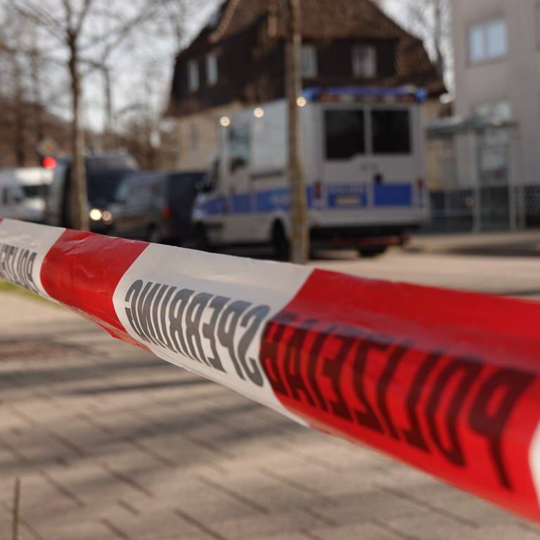 Polizeiabsperrung in Reutlingen: Bei einer Razzia wurde ein Polizist angeschossen (Foto: SWR)