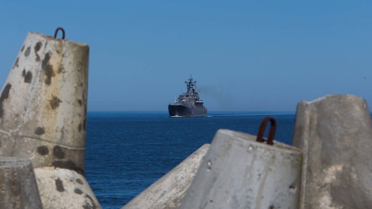 Durch Betonstehlen hindurch sieht man ein russisches Militärschiff im Wasser.  (Foto: dpa Bildfunk, Symbolbild/ picture alliance / dpa | Alexander Podgorchuk)
