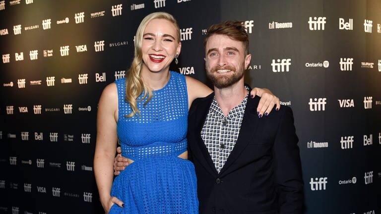 „Harry Potter“-Star Daniel Radcliffe und seine Freundin Erin Darke lachen in die Kamera.  (Foto: dpa Bildfunk, picture alliance/dpa/Invision/AP | Evan Agostini)