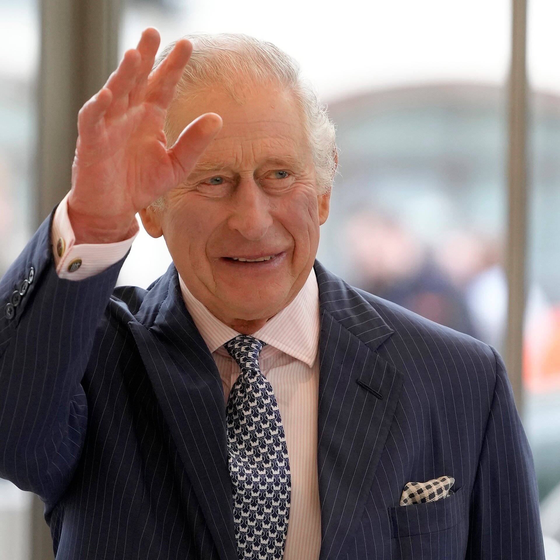König Charles III. von Großbritannien winkt mit der Hand (Foto: dpa Bildfunk, picture alliance/dpa/AP Pool | Kirsty Wigglesworth)