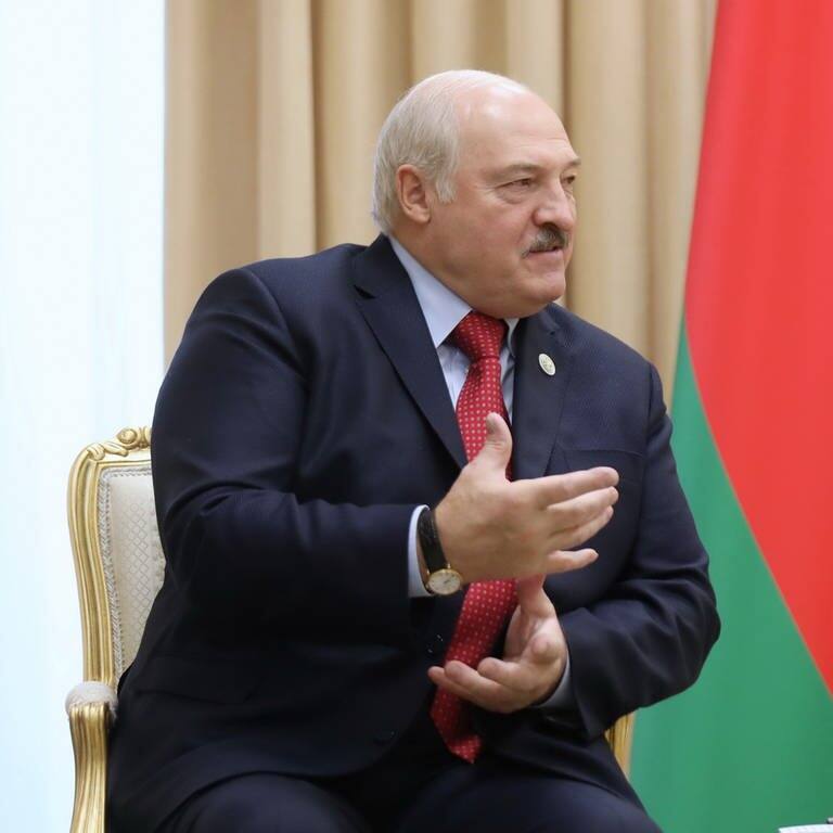 Alexander Lukaschenko, Präsident von Belarus, gestikuliert während eines Gesprächs mit dem iranischen Präsidenten Raisi (nicht im Bild).  (Foto: dpa Bildfunk, Picture Alliance)