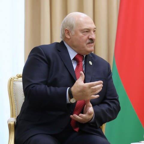 Alexander Lukaschenko, Präsident von Belarus, gestikuliert während eines Gesprächs mit dem iranischen Präsidenten Raisi (nicht im Bild).  (Foto: dpa Bildfunk, Picture Alliance)