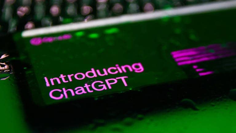 „Introducing ChatGPT“ steht auf einem Bildschirm mit grünem Hintergrund.  (Foto: IMAGO, IMAGO/ Beata Zawrzel)