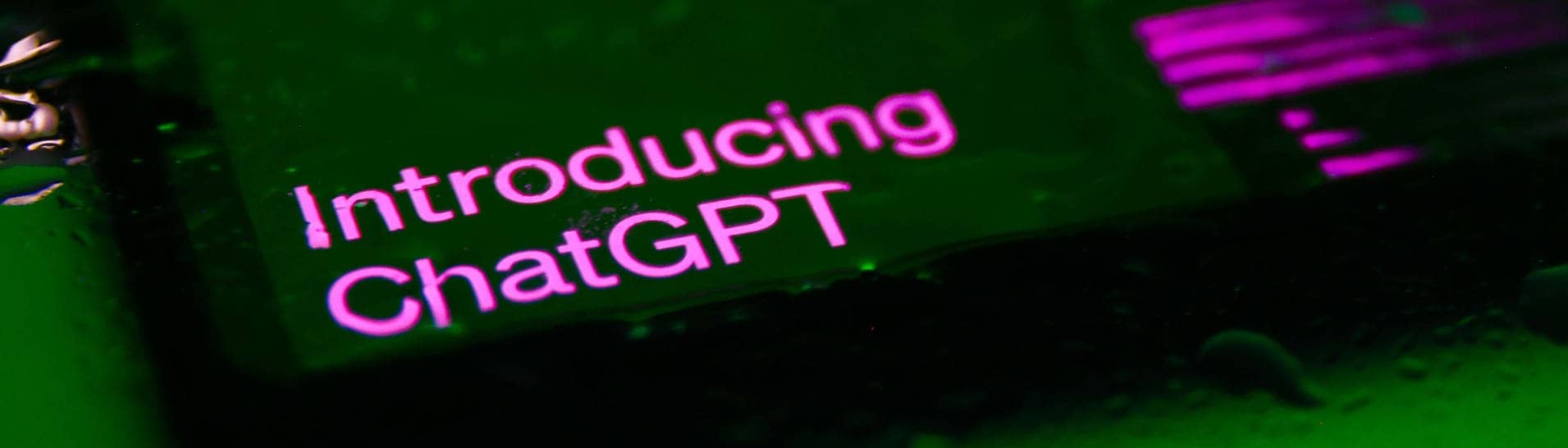 „Introducing ChatGPT“ steht auf einem Bildschirm mit grünem Hintergrund.  (Foto: IMAGO, IMAGO/ Beata Zawrzel)