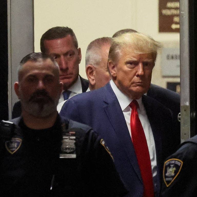 Der ehemalige US-Präsident Donald Trump wird von Sicherheitsleuten in einen Gerichtssaal begleitet (Foto: Reuters, REUTERS)