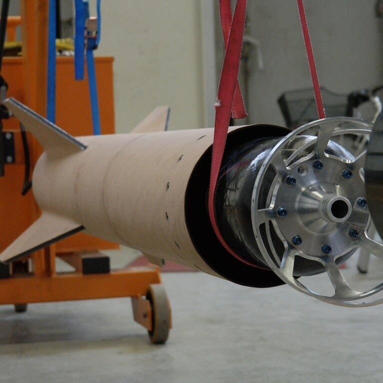 Ein erster Test der Montage der Raketenkomponenten, mit denen Studenten aus Stuttgart nach drei Jahren Vorbereitung einen Rekord mit einer gebauten Hybridrakete brechen wollen.  (Foto: dpa Bildfunk, Picture Alliance)