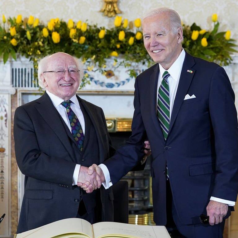 U.S. Präsident Joe Biden schüttelt Hände mit Irlands Präsident Michael Higgins (Foto: Reuters)