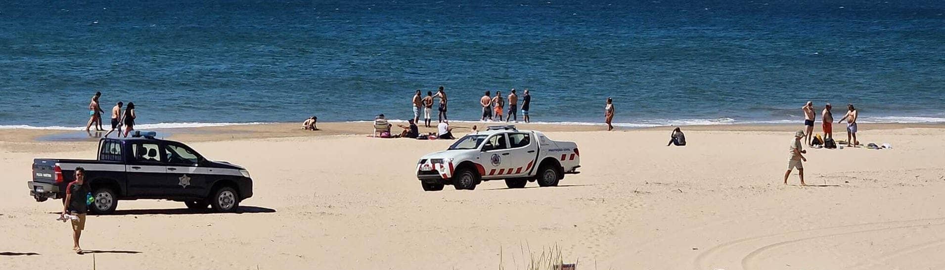 Einsatzkräfte suchen einen Strand in Portugal ab (Foto: dpa Bildfunk, picture alliance/dpa/Autoridade Marítima Nacional | ---)