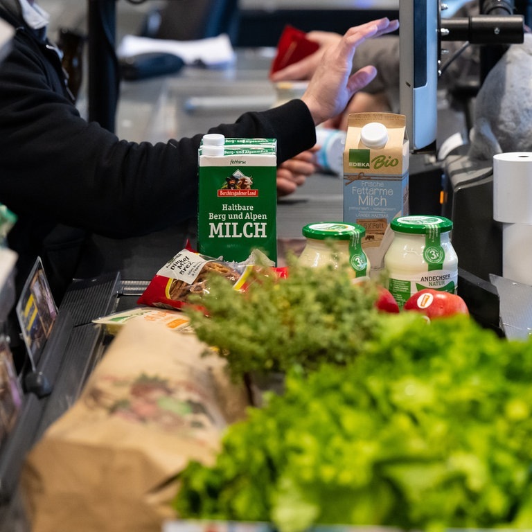 Verschiedene Lebensmittel liegen auf einem Kassenband im Supermarkt (Foto: dpa Bildfunk, picture alliance/dpa | Sven Hoppe)