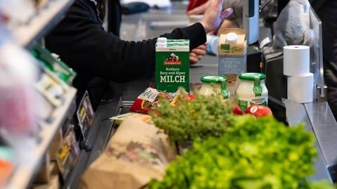 Verschiedene Lebensmittel liegen auf einem Kassenband im Supermarkt (Foto: dpa Bildfunk, picture alliance/dpa | Sven Hoppe)