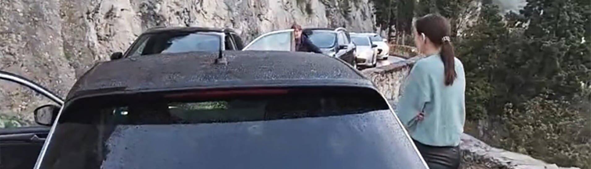 Ein Ausschnitt aus einem TikTok-Video zeigt eine lange Schlange von Autos auf der schmalen Uferstraße des Gardasees. Das Verrückte: Die Autoschlange geht in beide Richtungen – die Autos stehen sich gegenüber.  (Foto: TikTok/ UweVorberg520)
