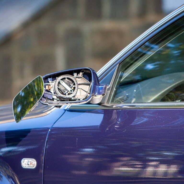 An einem Auto hängt ein Seitenspiegel herunter (Foto: dpa Bildfunk, IMAGO / Daniel Schäfer)