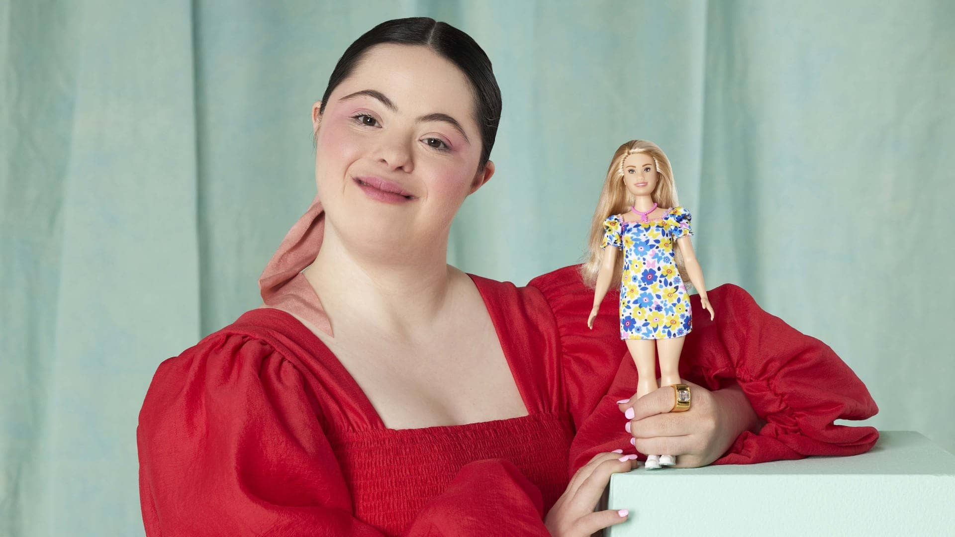 Ein Model mit Down-Syndrom präsentiert die Barbie mit Trisomie 21 (Foto: dpa Bildfunk, picture alliance/dpa/PA Media | Catherine Harbour/Mattel)