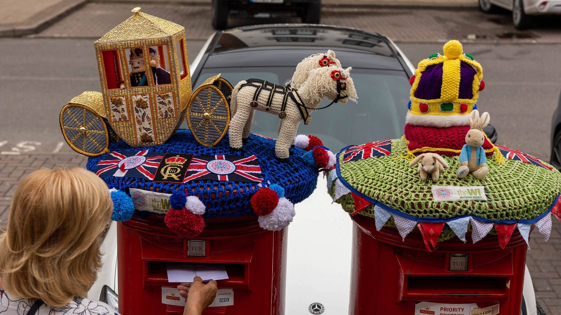 Zur Krönung von König Charles III. häkeln Menschen die Krönungszeremonie und stellen sie auf Briefkästen. Hier sieht man die Kutsche. (Foto: IMAGO, IMAGO / SWNS)