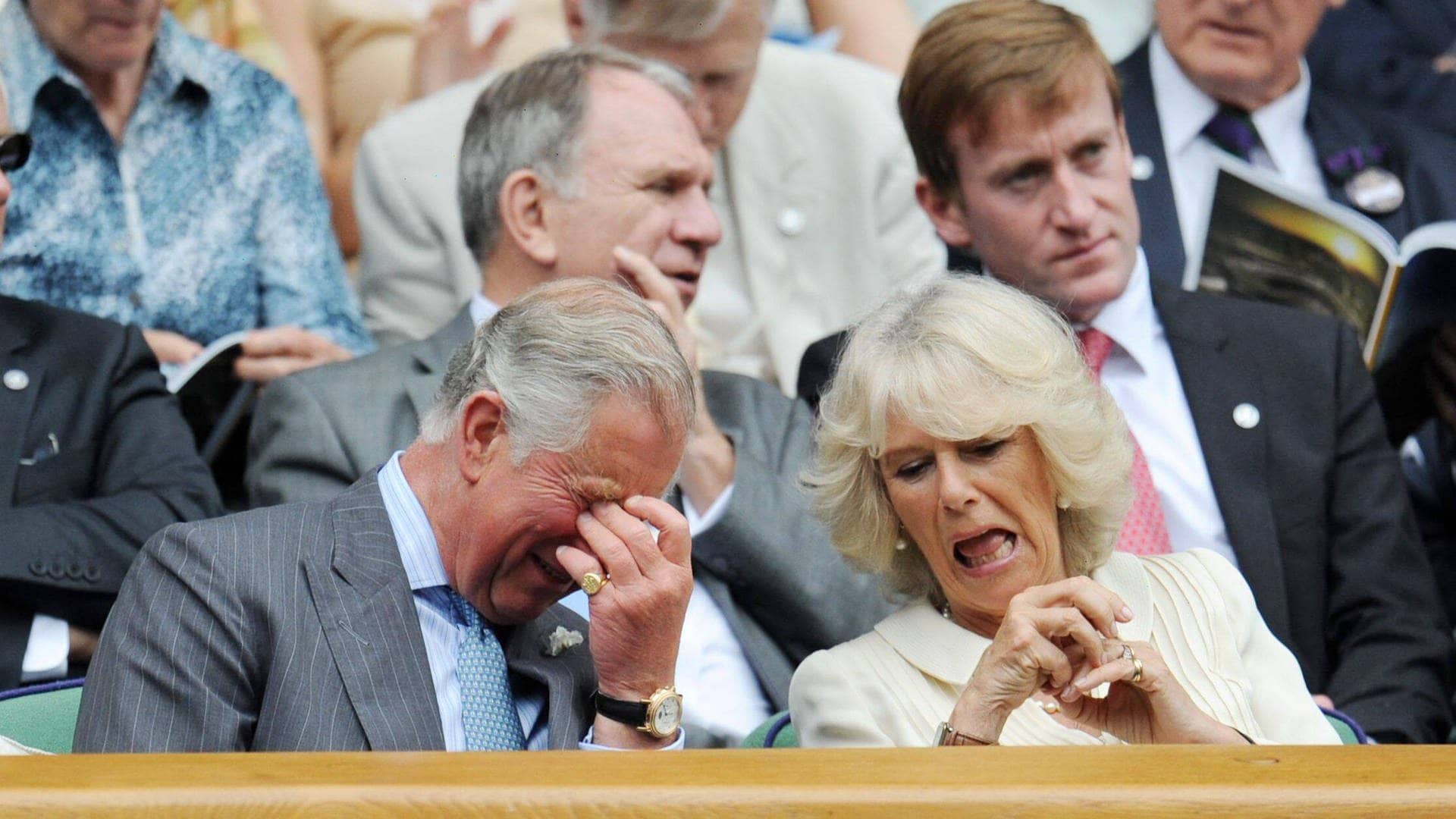 König Charles und Camilla sitzen nebeneinander und lachen. (Foto: IMAGO, IMAGO / Shutterstock)