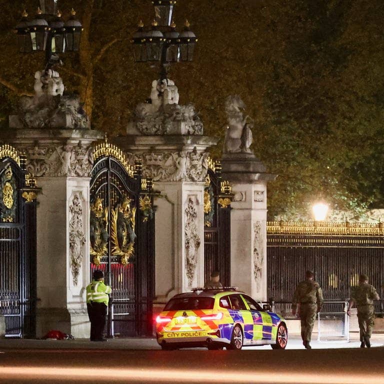 Polizisten stehen nach einem Vorfall am Abend vor dem Buckingham-Palast in London. (Foto: Reuters, REUTERS)