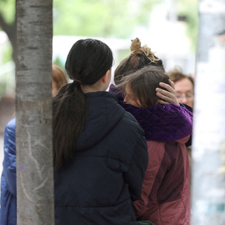Nach Schüssen in Schule in Belgrad: Menschen umarmen und trösten sich (Foto: Reuters, REUTERS)