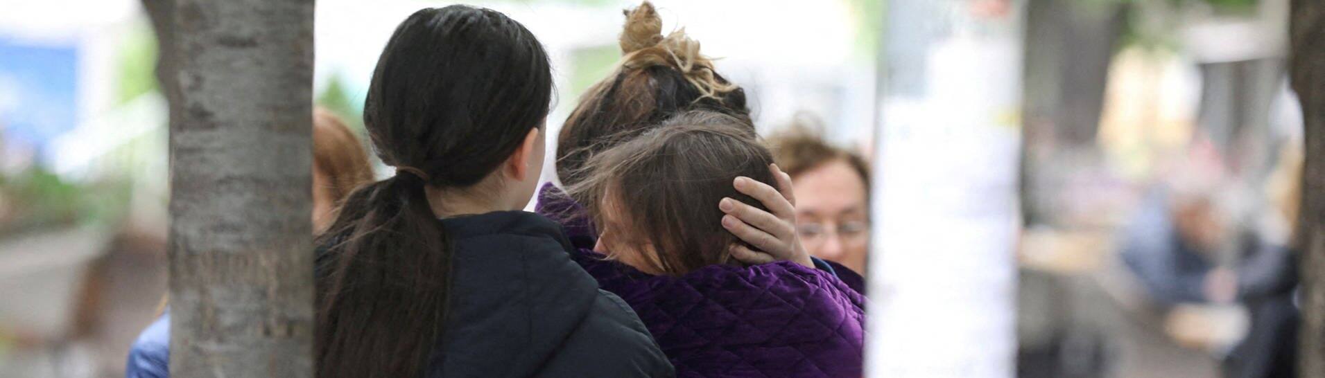 Nach Schüssen in Schule in Belgrad: Menschen umarmen und trösten sich (Foto: Reuters, REUTERS)