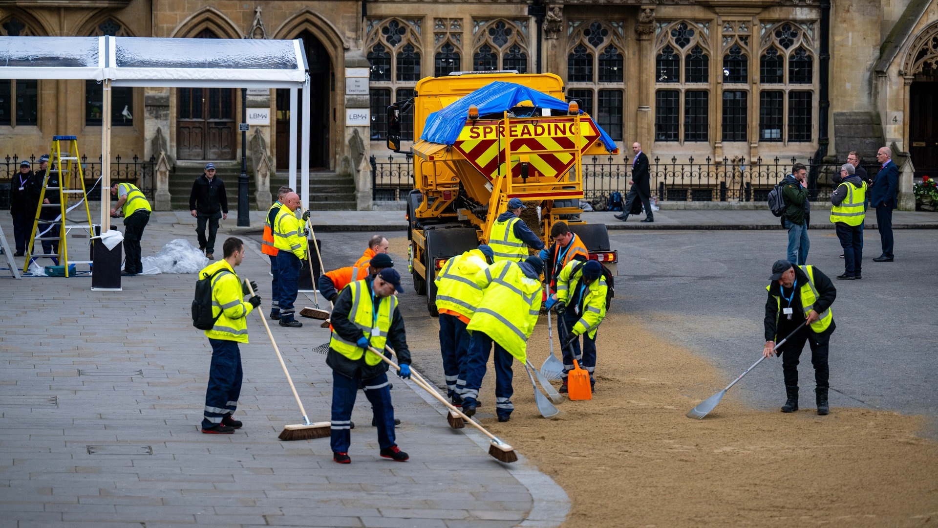 Foto: dpa Bildfunk, picture alliance/dpa | Sina Schuldt Die Straße vor der Westminster Abbey wird für die Ankunft des Königs vorbereitet. Mitarbeiter der Strassenreinigung putzen die Straße. (Foto: dpa Bildfunk, picture alliance/dpa | Sina Schuldt)