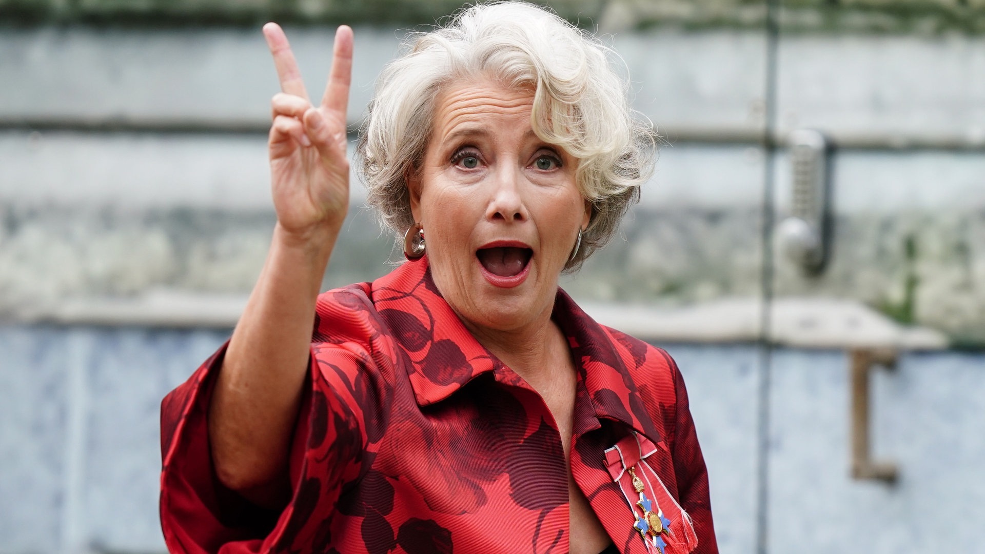 Foto: dpa Bildfunk, picture alliance/dpa/PA Wire | Jane Barlow Dame Emma Thompson, Schauspielerin aus Großbritannien, kommt vor der Krönungszeremonie von König Charles III. und Königin Camilla in der Westminster Abbey an. Zur Krönung von König Charles III. werden Hunderttausende Menschen auf den Straßen Londons erwartet. (Foto: dpa Bildfunk, picture alliance/dpa/PA Wire | Jane Barlow)