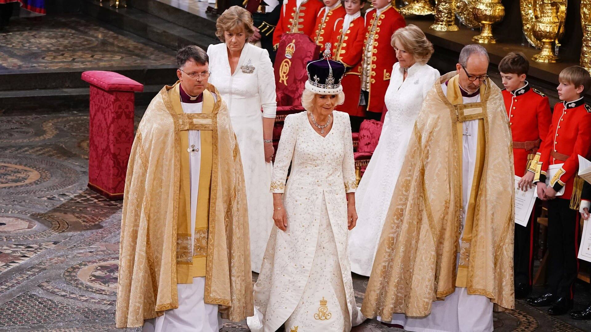 Königin Camilla  (Foto: picture-alliance / Reportdienste, Camilla bekam die Queen Mary's Krone aufgesetzt. )