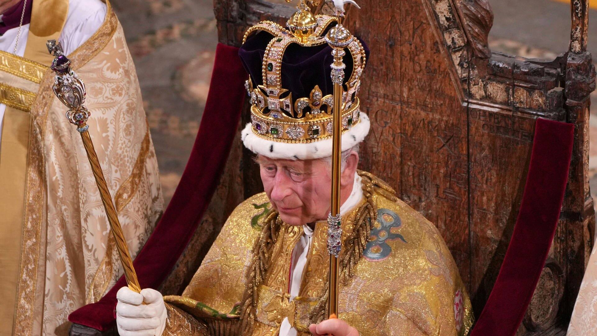 König Charles mit der goldenen Sankt-Edwards-Krone.  (Foto: picture-alliance / Reportdienste, Picture Alliance)