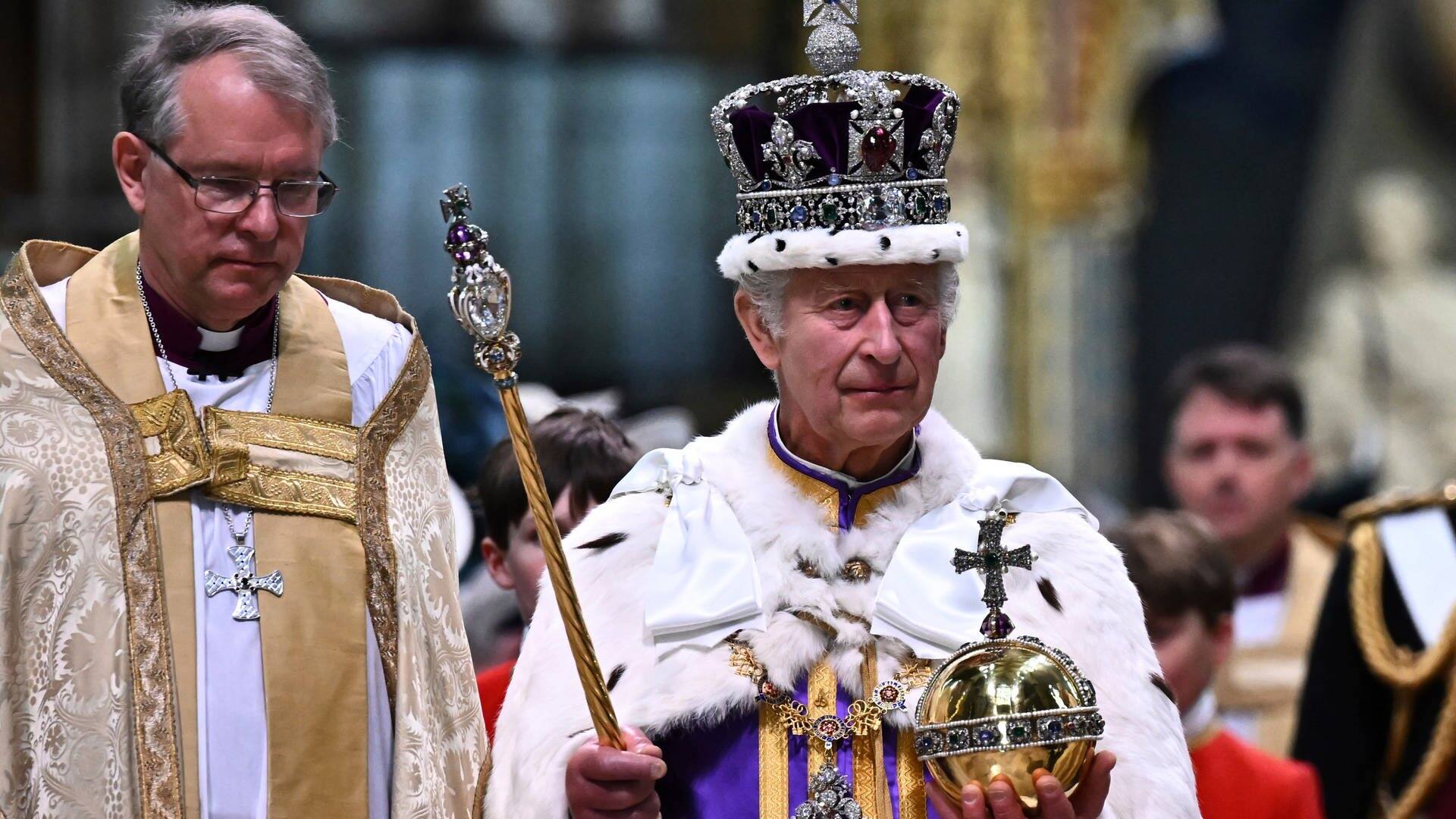  König Charles mit Zepter und Reichsapfel in der Westminster Abbey. (Foto: picture-alliance / Reportdienste, picture alliance / ASSOCIATED PRESS | Ben Stansall)