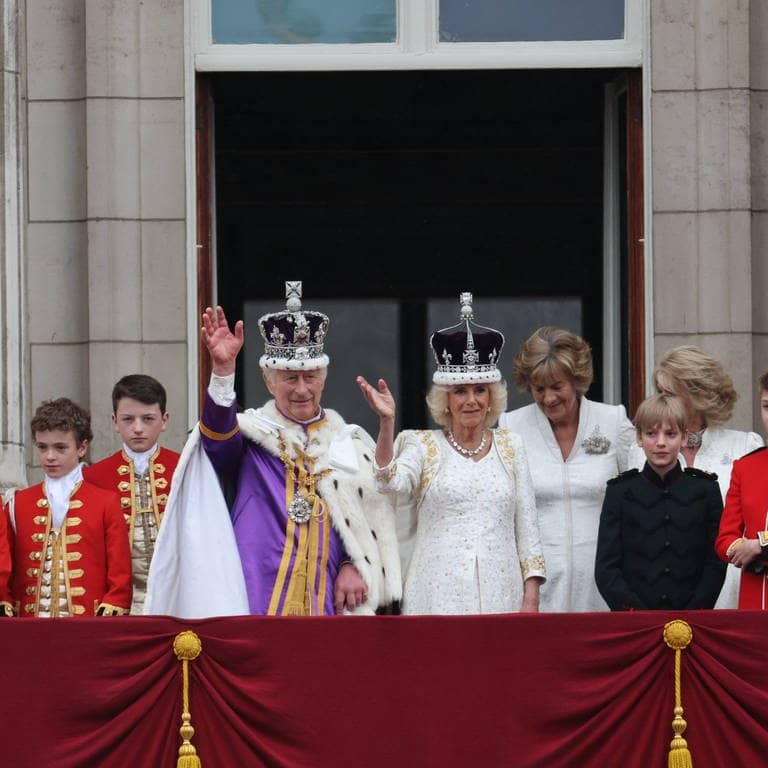 König Charles und Königin Camilla winken vom Balkon des Buckingham Palastes. (Foto: IMAGO, IMAGO / i Images)