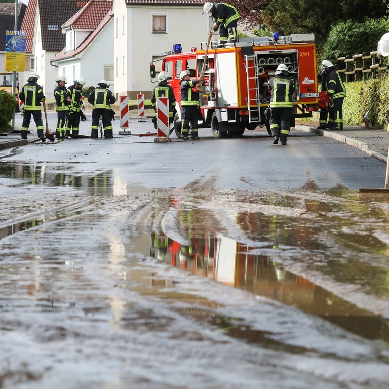 Die Feuerwehr reinigt nach einem Unwetter und Regen eine Straße (Foto: dpa Bildfunk, picture alliance/dpa | Thomas Warnack)