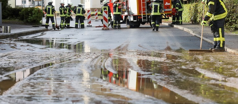 Die Feuerwehr reinigt nach einem Unwetter und Regen eine Straße (Foto: dpa Bildfunk, picture alliance/dpa | Thomas Warnack)