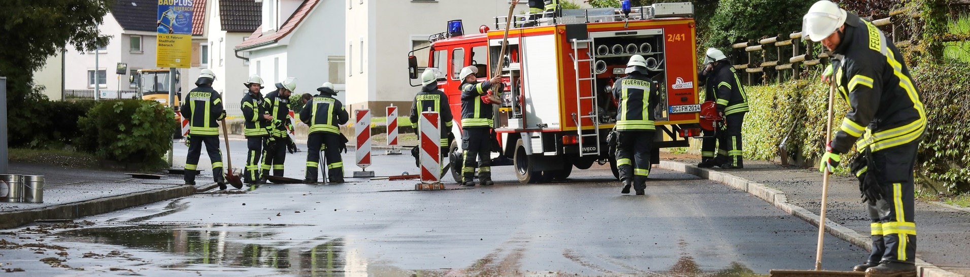 Die Feuerwehr reinigt nach einem Unwetter und Regen eine Straße (Foto: dpa Bildfunk, picture alliance/dpa | Thomas Warnack)