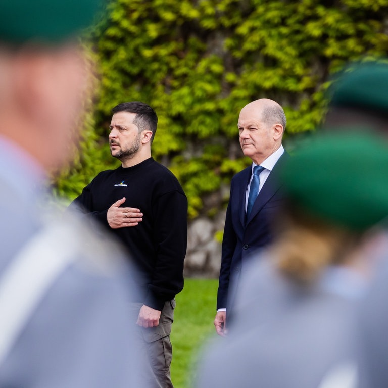 picture alliancedpa | Christoph Soeder (Foto: dpa Bildfunk, Wolodymyr Selenskyj (l), Präsident der Ukraine, wird von Bundeskanzler Olaf Scholz (SPD) vor dem Bundeskanzleramt mit militärischen Ehren begrüßt.)
