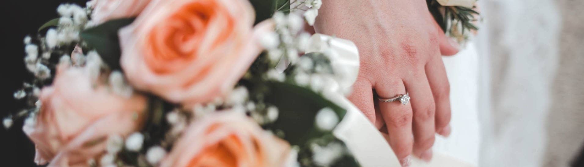 Ein Brautstrauß mit Rosen  (Foto: IMAGO, IMAGO / IlluPics)