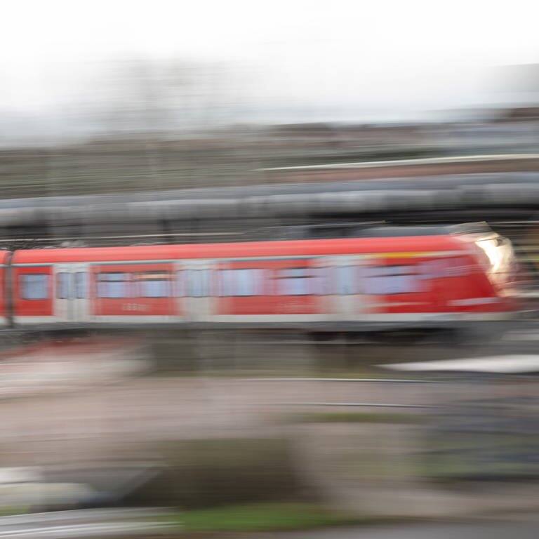 Eine S-Bahn fährt auf Gleisen (Symbolbild) - Eine 16-Jährige wurde in einem Zug bei Kaiserslautern sexuell belästigt (Foto: dpa Bildfunk, picture alliance/dpa | Sebastian Gollnow)